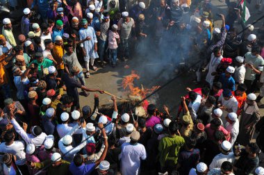 20 Ekim 2023, Sylhet, Bangladeş: Bugün Bangladeş Ulusal İmam Somiti Sylhet Metropolitan, Zuma Namazı sonrasında Filistinlilere yönelik şiddete karşı olduğunu belirten mahkeme noktasında yürüyüşler, yürüyüşler ve protesto yürüyüşleri düzenledi. 