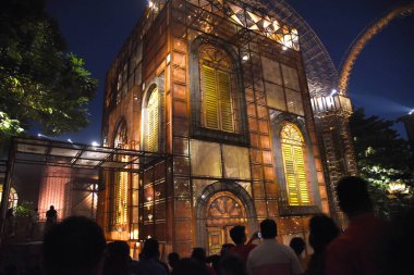 19 Ekim 2023, Kolkata Şehri, Hindistan: Dindarlar Durga Puja Festivali 'nin bir parçası olarak Hindu tanrıçasının süslü bir tapınağını ziyaret ederler.