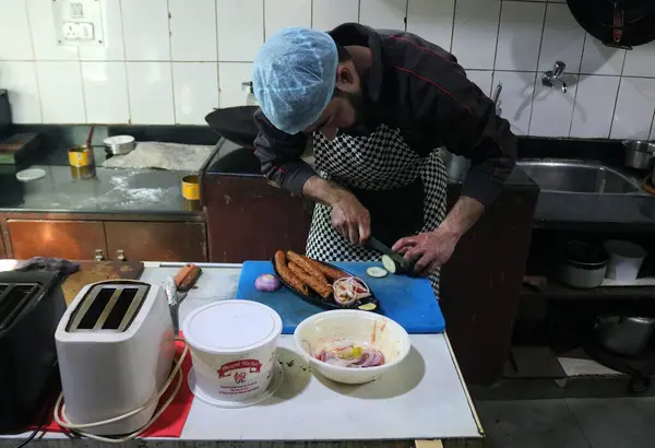 Ottobre 2023 Srinagar Kashmir India Uno Chef Prepara Cibo Tradizionale — Foto Stock