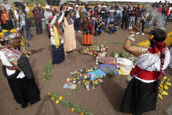 2023年10月19日 墨西哥城 在圣格雷戈里奥阿特拉普卢科的伊吉多 人们在死节的框架内 在仙人掌花田主持了西语前的祝福仪式 — 图库照片