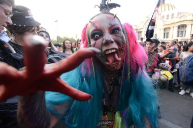 21 Ekim 2023, Mexico City, Mexico: Zombi kılığına girmiş katılımcılar Mexico City 'nin merkezinde düzenlenen yıllık Zombi Yürüyüşü' ne katıldılar.