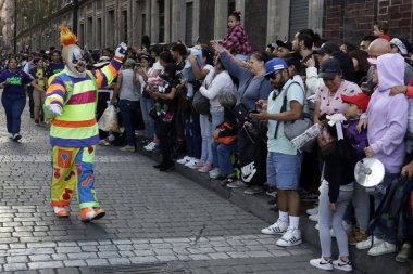 21 Ekim 2023 'te Mexico City' de zombi gibi giyinmiş yüzlerce insan Mexico City 'deki zombi yürüyüşüne katıldı.