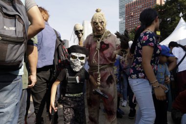21 Ekim 2023 'te Mexico City' de zombi gibi giyinmiş yüzlerce insan Mexico City 'deki zombi yürüyüşüne katıldı.