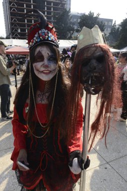 21 Ekim 2023, Mexico City, Mexico: Zombi kılığına girmiş katılımcılar Mexico City 'nin merkezinde düzenlenen yıllık Zombi Yürüyüşü' ne katıldılar.