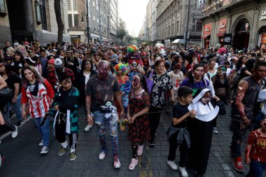 21 Ekim 2023 'te Mexico City' de zombi gibi giyinmiş yüzlerce insan Mexico City 'deki zombi yürüyüşüne katıldı.