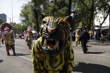 21 Ekim 2023, Mexico City: Dansçılar ve müzisyenler Mexico City 'deki yüzlerce seyirciden önce Reforma Bulvarı boyunca düzenlenen XV Anıtı Alebrijes Geçit Töreni' ne katıldılar