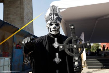 21 Ekim 2023 'te Mexico City' de zombi gibi giyinmiş yüzlerce insan Mexico City 'deki zombi yürüyüşüne katıldı.