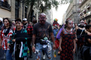 21 Ekim 2023 'te Mexico City' de zombi gibi giyinmiş yüzlerce insan Mexico City 'deki zombi yürüyüşüne katıldı.