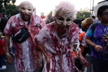 21 Ekim 2023, Mexico City, Mexico: Zombi kılığına girmiş katılımcılar Mexico City 'nin merkezinde düzenlenen yıllık Zombi Yürüyüşü' ne katıldılar.