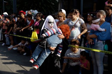 21 Ekim 2023 'te Mexico City' de zombi gibi giyinmiş yüzlerce insan Mexico City 'deki zombi yürüyüşüne katıldı.