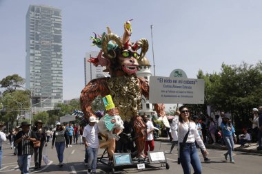 21 Ekim 2023, Mexico City, Mexico: XV Anıtsal Alebrijes Geçidi, Mexico City 'de yüzlerce seyircinin önünde Reforma Bulvarı' ndan geçiyor.