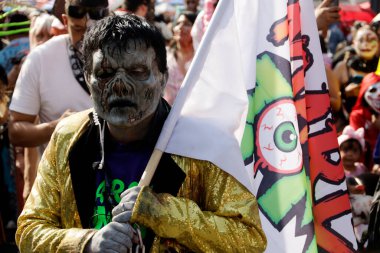 21 Ekim 2023 'te Mexico City' de zombi gibi giyinmiş yüzlerce insan Mexico City 'deki zombi yürüyüşüne katıldı.