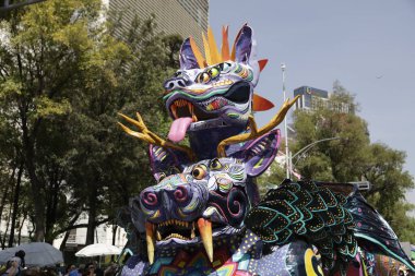 21 Ekim 2023, Mexico City, Mexico: XV Anıtsal Alebrijes Geçidi, Mexico City 'de yüzlerce seyircinin önünde Reforma Bulvarı' ndan geçiyor.