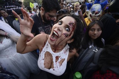 21 Ekim 2023, Mexico City, Mexico: Zombi kılığına girmiş katılımcılar Mexico City 'nin merkezinde düzenlenen yıllık Zombi Yürüyüşü' ne katıldılar.