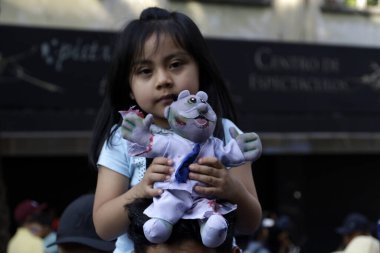 21 Ekim 2023 'te Mexico City' de zombi gibi giyinmiş yüzlerce insan Mexico City 'deki zombi yürüyüşüne katıldı.