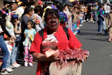21 Ekim 2023 'te Mexico City' de zombi gibi giyinmiş yüzlerce insan Mexico City 'deki zombi yürüyüşüne katıldı.