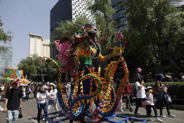 21 Ekim 2023, Mexico City, Mexico: XV Anıtsal Alebrijes Geçidi, Mexico City 'de yüzlerce seyircinin önünde Reforma Bulvarı' ndan geçiyor.