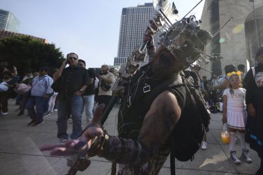 21 Ekim 2023, Mexico City, Mexico: Zombi kılığına girmiş katılımcılar Mexico City 'nin merkezinde düzenlenen yıllık Zombi Yürüyüşü' ne katıldılar.