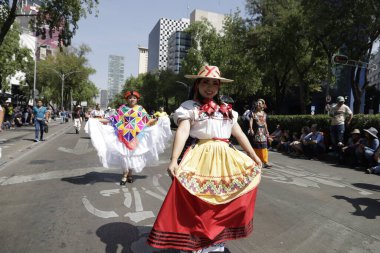 21 Ekim 2023, Mexico City: Dansçılar ve müzisyenler Mexico City 'deki yüzlerce seyirciden önce Reforma Bulvarı boyunca düzenlenen XV Anıtı Alebrijes Geçit Töreni' ne katıldılar