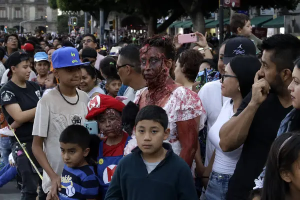 Octubre 2023 Ciudad México México Cientos Personas Vestidas Zombis Participan —  Fotos de Stock