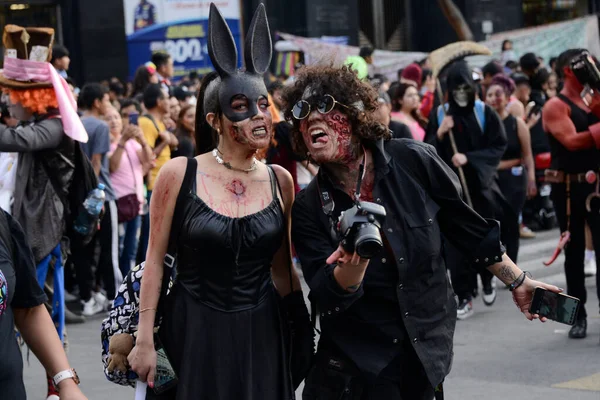 2023年10月21日 墨西哥城 参加在墨西哥城市中心举行的Zombie年度步行活动的参与者伪装成僵尸 — 图库照片
