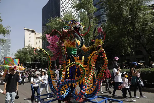 Октября 2023 Года Мехико Мексика Парад Монументальных Алебриджей Проходит Проспекту — стоковое фото