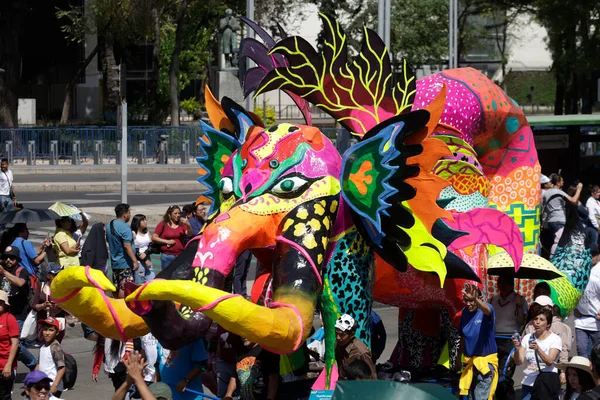 Октября 2023 Года Мехико Мексика Парад Монументальных Алебриджей Проходит Проспекту — стоковое фото