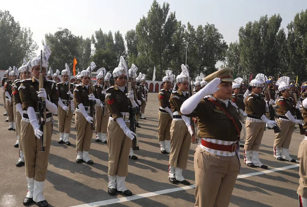 Oktober 2023 Srinagar Kashmir Indien Kvinnliga Poliser Hyllar Vid Ceremoni — Stockfoto