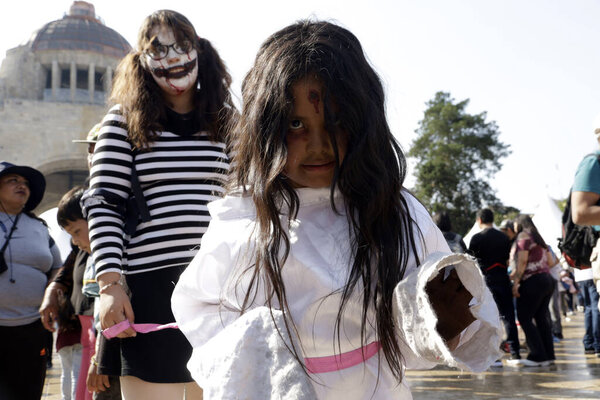 21 октября 2023 года, Мехико, Мексика: Сотни людей, одетых как зомби, участвуют в марше зомби в Мехико