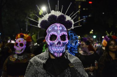 22 Ekim 2023, Mexico City, Meksika: Reforma Bulvarı 'ndaki Ölüm Günü (Dia de Muertos) kutlamaları kapsamında Catrina' nın Yıllık Mega Geçit Töreni 'ne katılan kişi