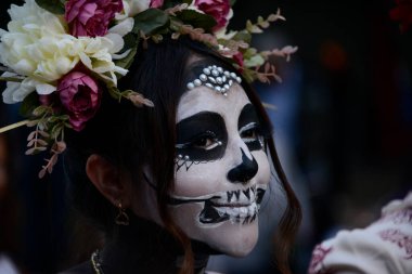 22 Ekim 2023, Mexico City, Meksika: Reforma Bulvarı 'ndaki Ölüm Günü (Dia de Muertos) kutlamaları kapsamında Catrina' nın Yıllık Mega Geçit Töreni 'ne katılan kişi
