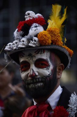22 Ekim 2023, Mexico City, Meksika: Reforma Bulvarı 'ndaki Ölüm Günü (Dia de Muertos) kutlamaları kapsamında Catrina' nın Yıllık Mega Geçit Töreni 'ne katılan kişi