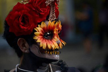 22 Ekim 2023, Mexico City, Meksika: Reforma Bulvarı 'ndaki Ölüm Günü (Dia de Muertos) kutlamaları kapsamında Catrina' nın Yıllık Mega Geçit Töreni 'ne katılan kişi