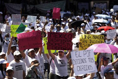 22 Ekim 2023, Mexico City, Meksika: Meksika Federasyonu Yargı Şubesi 'nden binlerce işçi Meksika hükümetinin emanetlerini kaybetmemesini talep etmek için yürüyüşe geçti. Mexico City 'de işçi seferberliği
