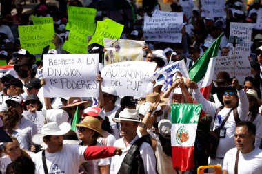 22 Ekim 2023, Mexico City, Meksika: Meksika Federasyonu Yargı Şubesi 'nden binlerce işçi Meksika hükümetinin emanetlerini kaybetmemesini talep etmek için yürüyüşe geçti. Mexico City 'de işçi seferberliği