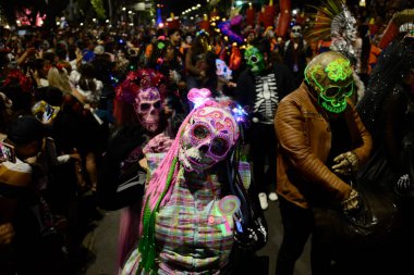 22 Ekim 2023, Mexico City, Meksika: 'Catrina' gibi giyinmiş katılımcılar Reforma Bulvarı 'ndaki Ölüm Günü (Dia de Muertos) kutlamasının bir parçası olarak 2023 Katrinas Yıllık Mega Geçit Töreni' ne katıldılar.