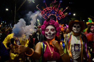 22 Ekim 2023, Mexico City, Meksika: Reforma Bulvarı 'ndaki Ölüm Günü (Dia de Muertos) kutlamaları kapsamında Catrina' nın Yıllık Mega Geçit Töreni 'ne katılan kişi