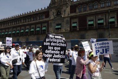 22 Ekim 2023, Mexico City, Meksika: Meksika Federasyonu Yargı Şubesi 'nden binlerce işçi Meksika hükümetinin emanetlerini kaybetmemesini talep etmek için yürüyüşe geçti. Mexico City 'de işçi seferberliği