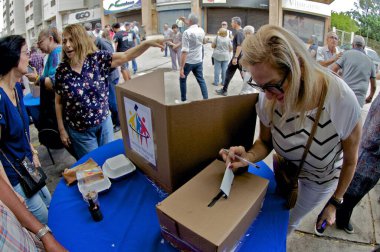 22 Ekim 2023, Zulia, Venezuela: 2024 cumhurbaşkanlığı seçimlerinde Cumhurbaşkanı Nicols Maduro ile karşılaşacak adayı seçmek için muhalefet partisinin oy sandıklarına katılan Venezuela seçmenleri