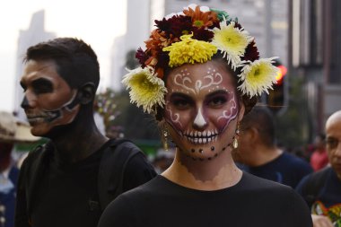 22 Ekim 2023, Mexico City, Meksika: Reforma Bulvarı 'ndaki Ölüm Günü (Dia de Muertos) kutlamaları kapsamında Catrina' nın Yıllık Mega Geçit Töreni 'ne katılan kişi