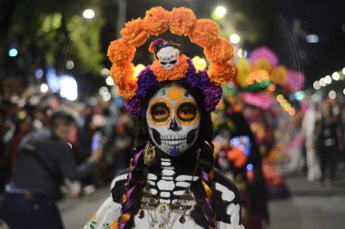 22 Ekim 2023, Mexico City, Meksika: Reforma Bulvarı 'ndaki Ölüm Günü (Dia de Muertos) kutlamaları kapsamında Catrina' nın Yıllık Mega Geçit Töreni 'ne katılan kişi