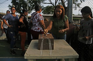 22 Ekim 2023, Zulia, Venezuela: 2024 cumhurbaşkanlığı seçimlerinde Cumhurbaşkanı Nicols Maduro ile karşılaşacak adayı seçmek için muhalefet partisinin oy sandıklarına katılan Venezuela seçmenleri