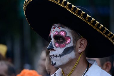 22 Ekim 2023, Mexico City, Meksika: Reforma Bulvarı 'ndaki Ölüm Günü (Dia de Muertos) kutlamaları kapsamında Catrina' nın Yıllık Mega Geçit Töreni 'ne katılan kişi