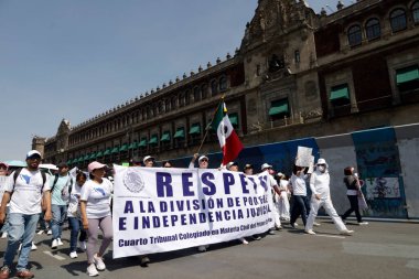 22 Ekim 2023, Mexico City, Meksika: Meksika Federasyonu Yargı Şubesi 'nden binlerce işçi Meksika hükümetinin emanetlerini kaybetmemesini talep etmek için yürüyüşe geçti. Mexico City 'de işçi seferberliği