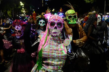 22 Ekim 2023, Mexico City, Meksika: 'Catrina' gibi giyinmiş katılımcılar Reforma Bulvarı 'ndaki Ölüm Günü (Dia de Muertos) kutlamasının bir parçası olarak 2023 Katrinas Yıllık Mega Geçit Töreni' ne katıldılar.
