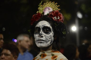 22 Ekim 2023, Mexico City, Meksika: Reforma Bulvarı 'ndaki Ölüm Günü (Dia de Muertos) kutlamaları kapsamında Catrina' nın Yıllık Mega Geçit Töreni 'ne katılan kişi