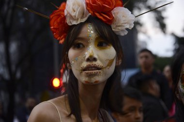 22 Ekim 2023, Mexico City, Meksika: Reforma Bulvarı 'ndaki Ölüm Günü (Dia de Muertos) kutlamaları kapsamında Catrina' nın Yıllık Mega Geçit Töreni 'ne katılan kişi
