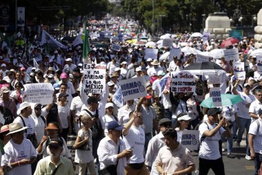 22 Ekim 2023, Mexico City, Meksika: Meksika Federasyonu Yargı Şubesi 'nden binlerce işçi Meksika hükümetinin emanetlerini kaybetmemesini talep etmek için yürüyüşe geçti. Mexico City 'de işçi seferberliği