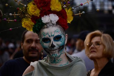 22 Ekim 2023, Mexico City, Meksika: Reforma Bulvarı 'ndaki Ölüm Günü (Dia de Muertos) kutlamaları kapsamında Catrina' nın Yıllık Mega Geçit Töreni 'ne katılan kişi