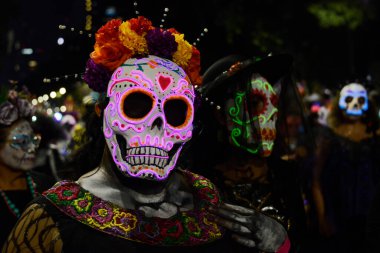 22 Ekim 2023, Mexico City, Meksika: Reforma Bulvarı 'ndaki Ölüm Günü (Dia de Muertos) kutlamaları kapsamında Catrina' nın Yıllık Mega Geçit Töreni 'ne katılan kişi